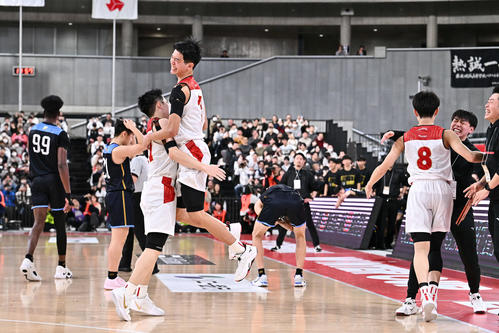 東山対藤枝明誠　逆転勝ちに喜ぶ東山の選手たち（撮影・滝沢徹郎）