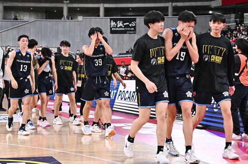 東山対藤枝明誠　準決勝進出を逃し悔し涙を流す藤枝明誠の選手たち（撮影・滝沢徹郎）