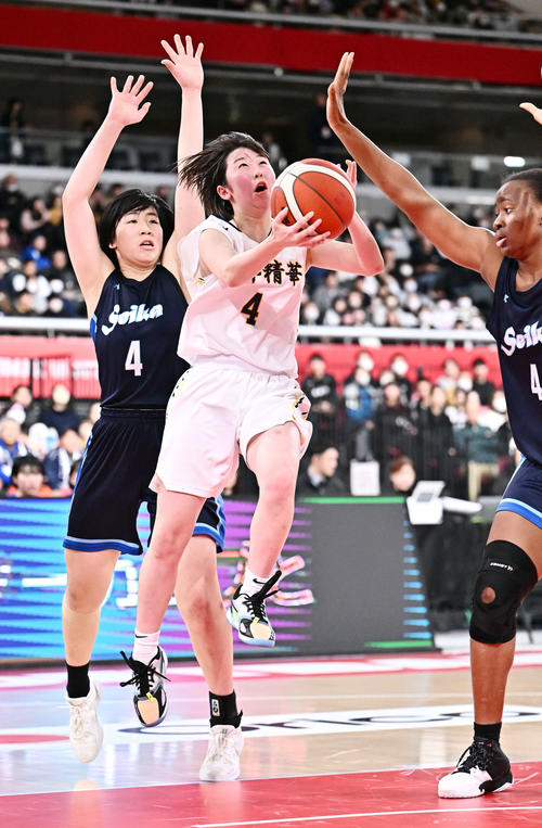 京都精華学園対精華女子　第3Q、ゴール下に攻め込む京都精華学園・林（中央）（撮影・滝沢徹郎）