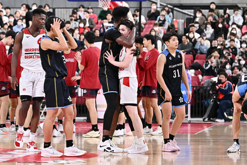 東山対藤枝明誠　試合後、抱き合って健闘をたたえ合う東山・瀬川（中央右）と藤枝明誠・ボヌ・ロードプリンス・チノンソ（撮影・滝沢徹郎）