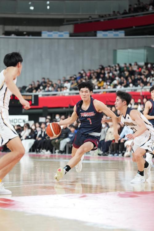 八王子学園八王子対福岡大大濠　第2Q、福岡大大濠・見竹（中央）はゴール下に切れ込む（撮影・小沢裕）