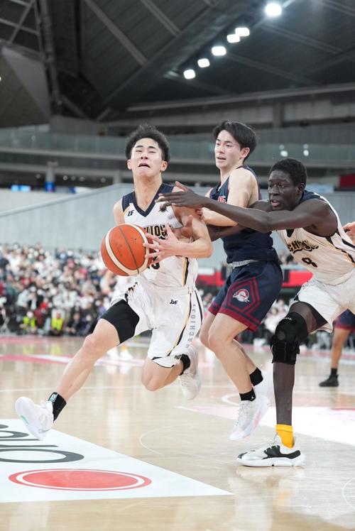 八王子学園八王子対福岡大大濠　第3Q、八王子学園八王子・畠山（左）はリバウンドを奪う（撮影・小沢裕）