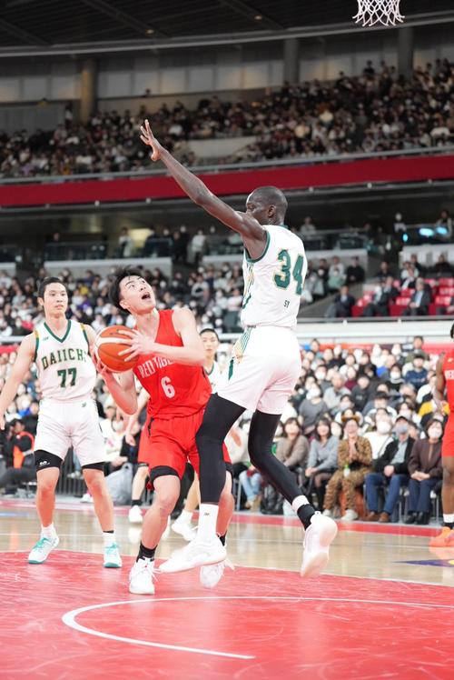 福岡第一対開志国際　第1Q、開志国際・千保（左）はシュートを放つ（撮影・小沢裕）