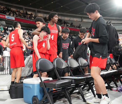 福岡第一対開志国際　準々決勝で敗退しがっくりする開志国際の選手たち（撮影・小沢裕）