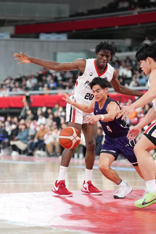 鳥取城北対延岡学園　第1Q、ボールを競り合う延岡学園・大津山（撮影・小沢裕）