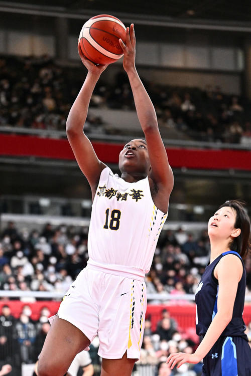 京都精華学園対精華女子　第3Q、シュートを放つ京都精華学園のユサフ・ボランレ・アイシャット（撮影・滝沢徹郎）