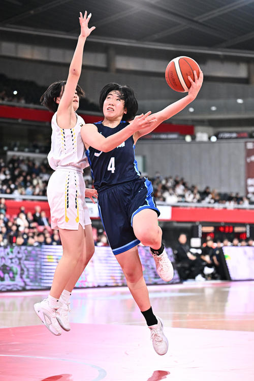 京都精華学園対精華女子　第1Q、シュートを放つ　精華女子・清藤（右）（撮影・滝沢徹郎）