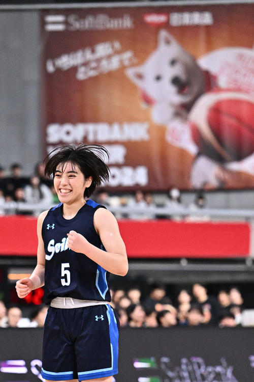 京都精華学園対精華女子　第2Q、バスケットカウントとなりガッツポーズする精華女子・中釜（撮影・滝沢徹郎）