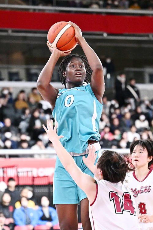 大阪薫英女学院対慶誠　第1Q、シュートを放つ慶誠・ジョバ（撮影・滝沢徹郎）