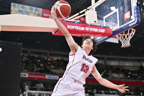 大阪薫英女学院対慶誠　第3Q、ルーズボールに飛び付く大阪薫英女学院・細沢（撮影・滝沢徹郎）