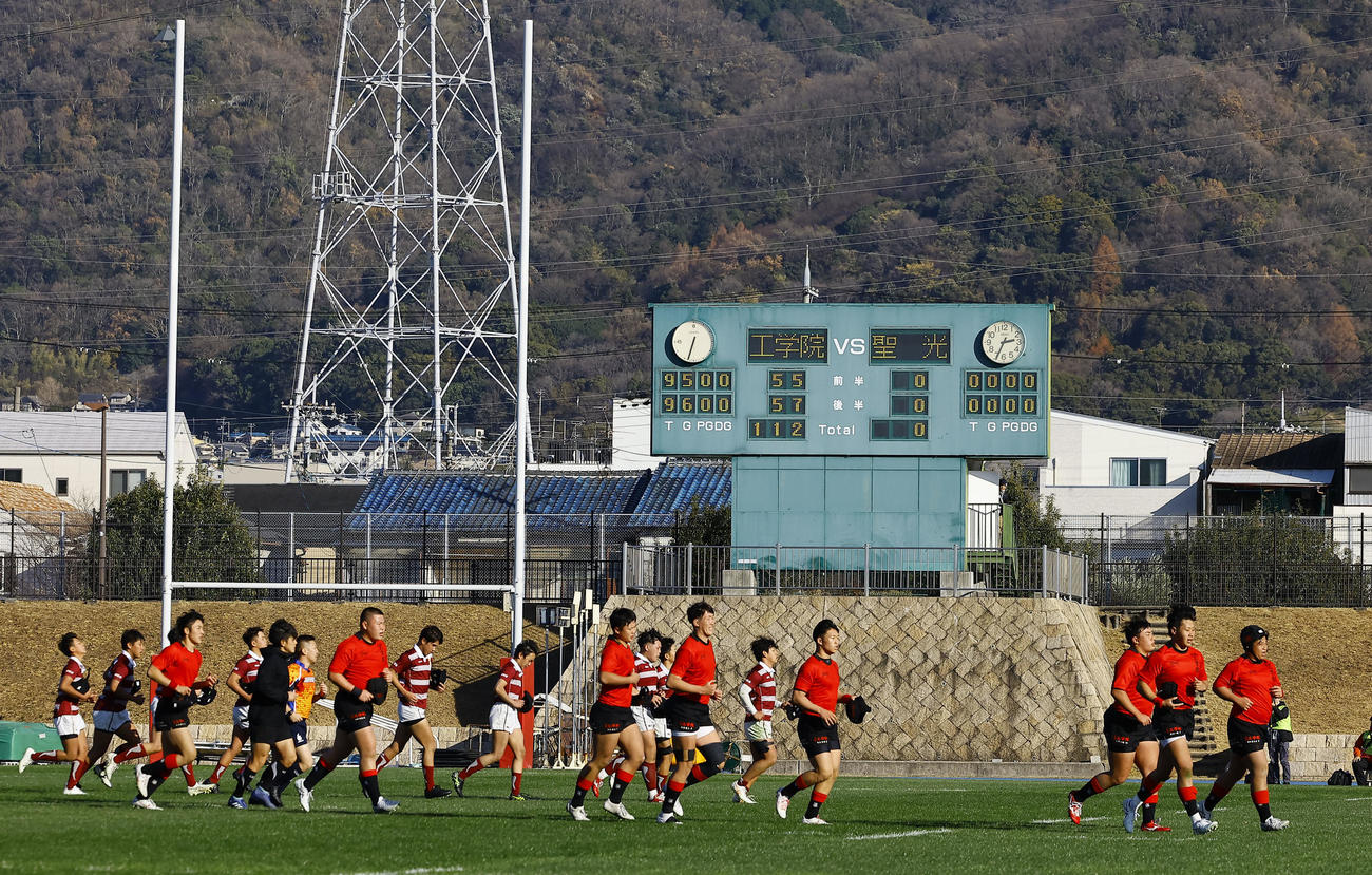 京都工学院対聖光学院　100点差越えで聖光学院を破りベンチに戻る京都工学院（撮影・藤尾明華）