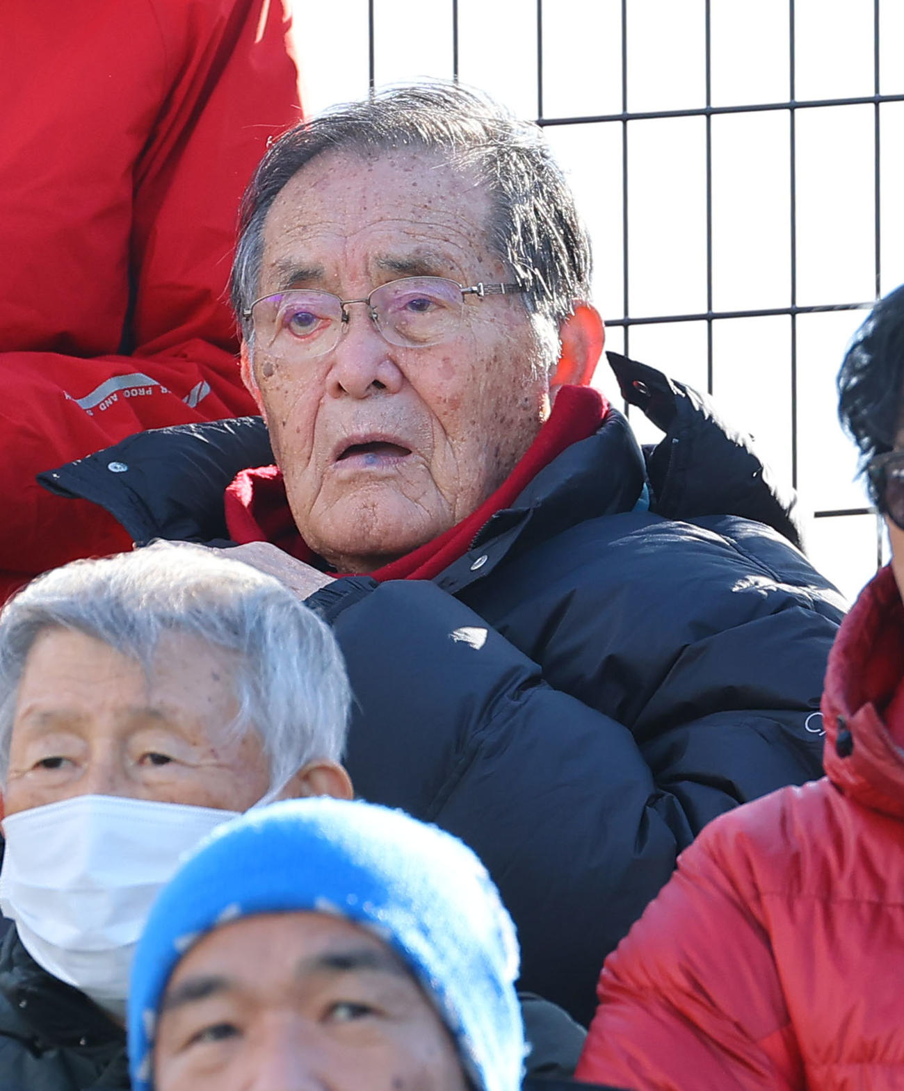 京都工学院対聖光学院　スタンドから試合を見る京都工学院・山口総監督（撮影・藤尾明華）