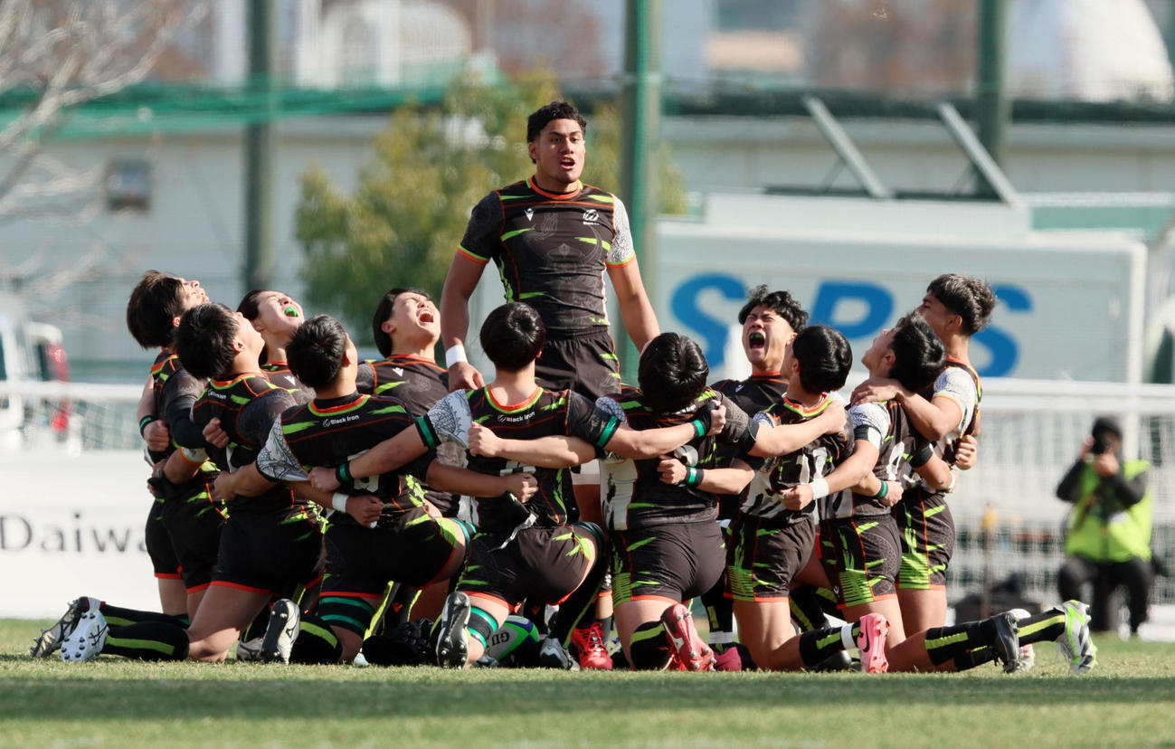 青森山田対山梨学院　試合前フィフティーンとともにかけ声を出す青森山田のアントニオ（撮影・加藤哉）