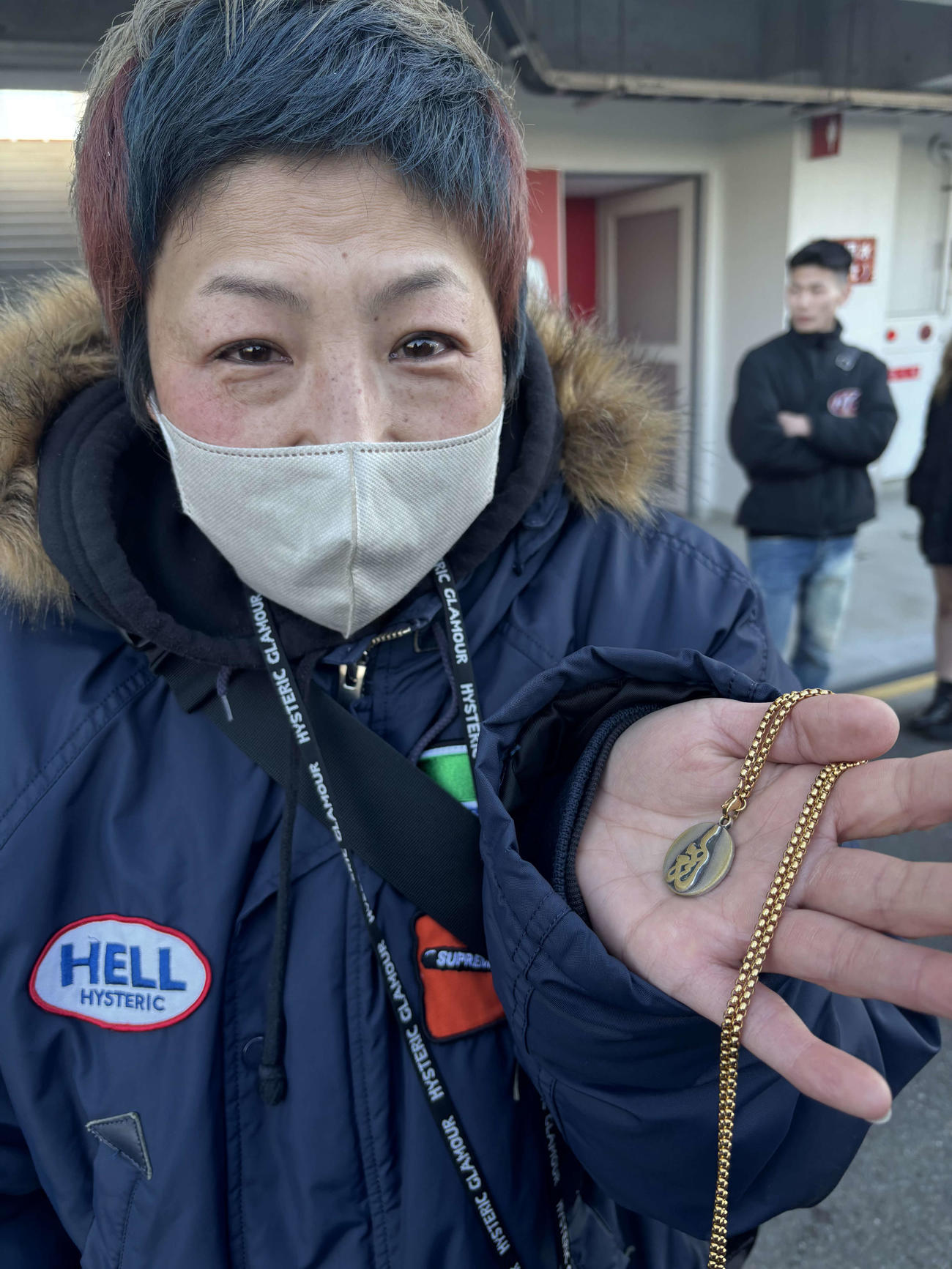 札幌山の手プロップ白幡の父皇由さんの形見のネックレスとともに応援した母愛さん（撮影・保坂果那）