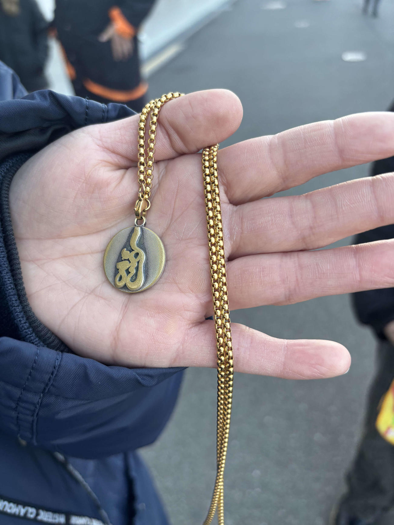 札幌山の手プロップ白幡の父皇由さんの形見のネックレス（撮影・保坂果那）