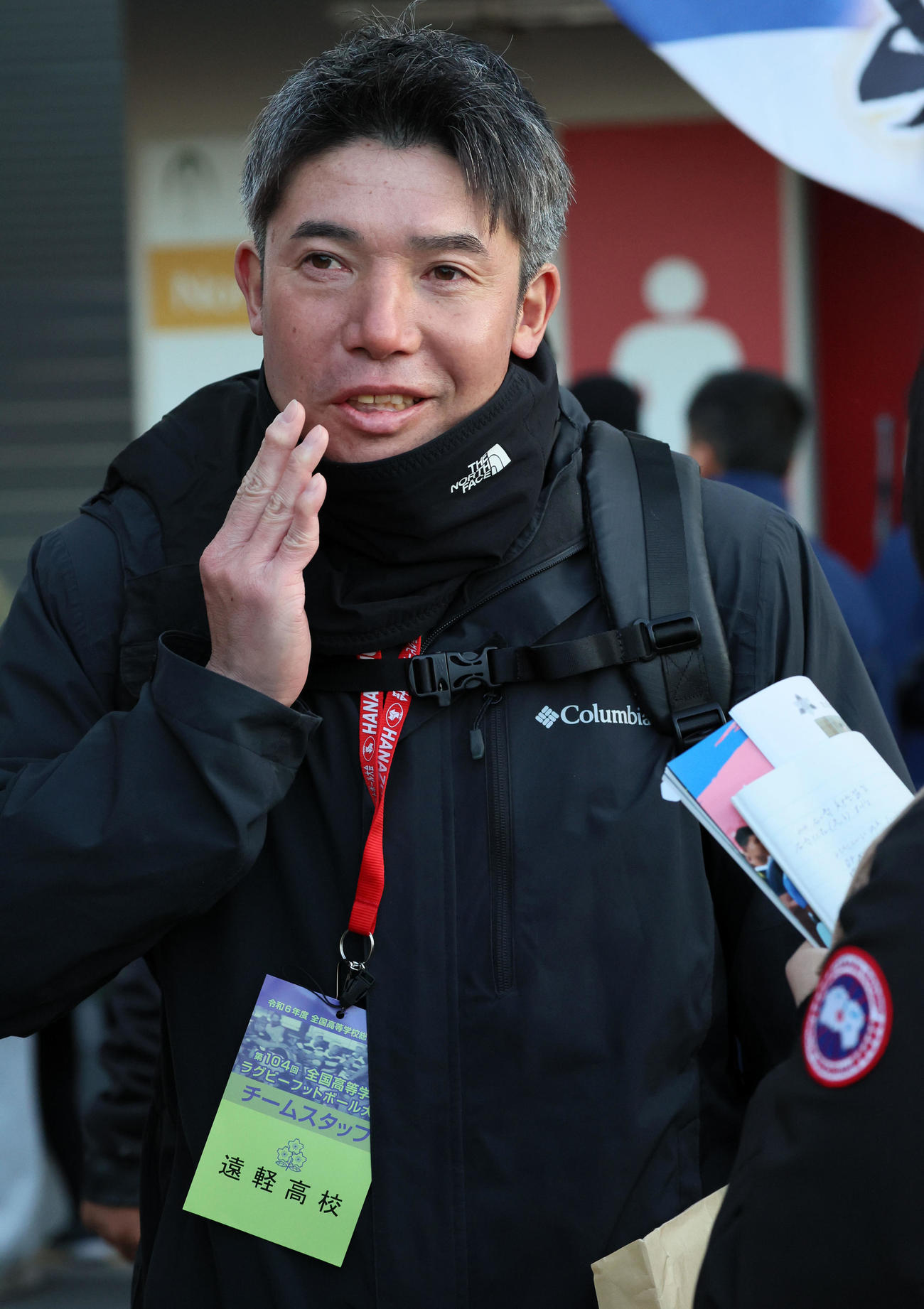 明和県央対遠軽　試合を終え取材に応える遠軽の石崎監督（撮影・加藤哉）