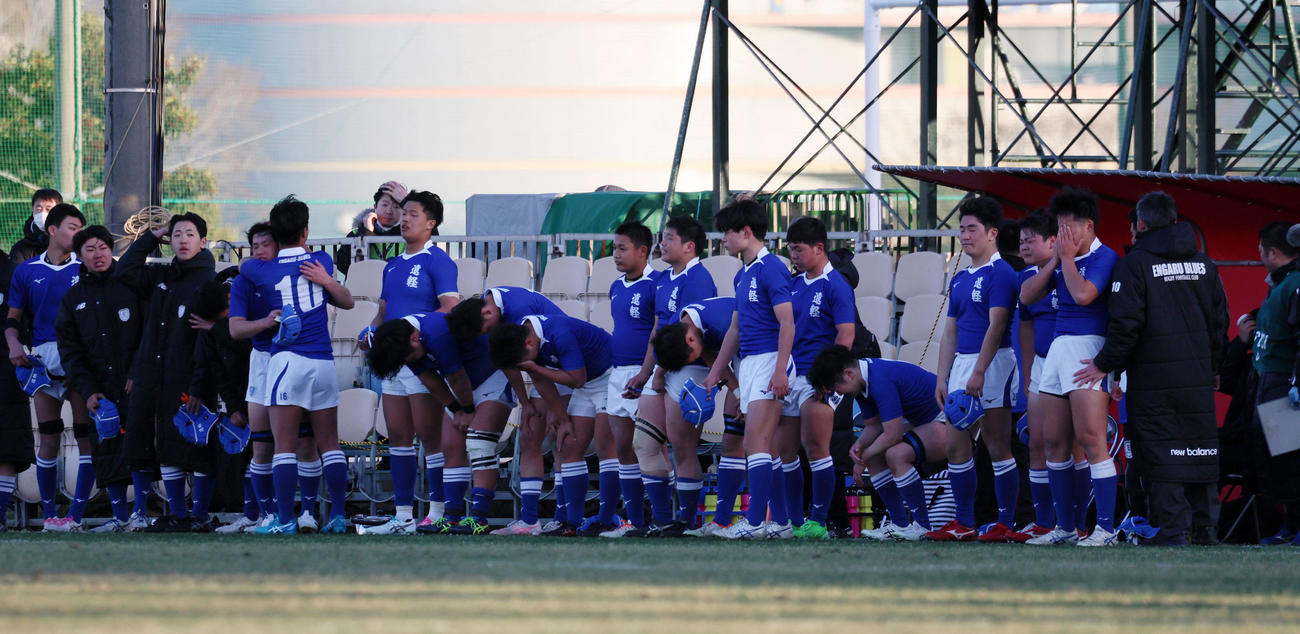 明和県央対遠軽　明和県央に敗れベンチで号泣する遠軽フィフティーン（撮影・加藤哉）