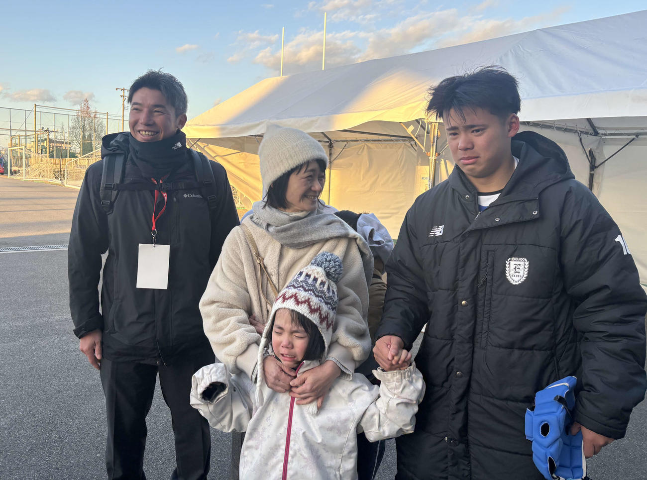 試合後、家族で写真を撮影する遠軽の石崎監督（左端）と主将の比呂（右端）（撮影・保坂果那）