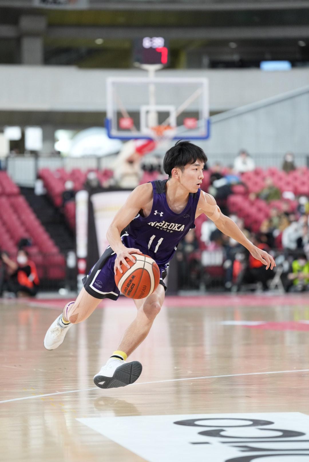 男子準々決勝　鳥取城北対延岡学園　第1Q、ドリブルで切れ込む延岡学園・木村（撮影・小沢裕）