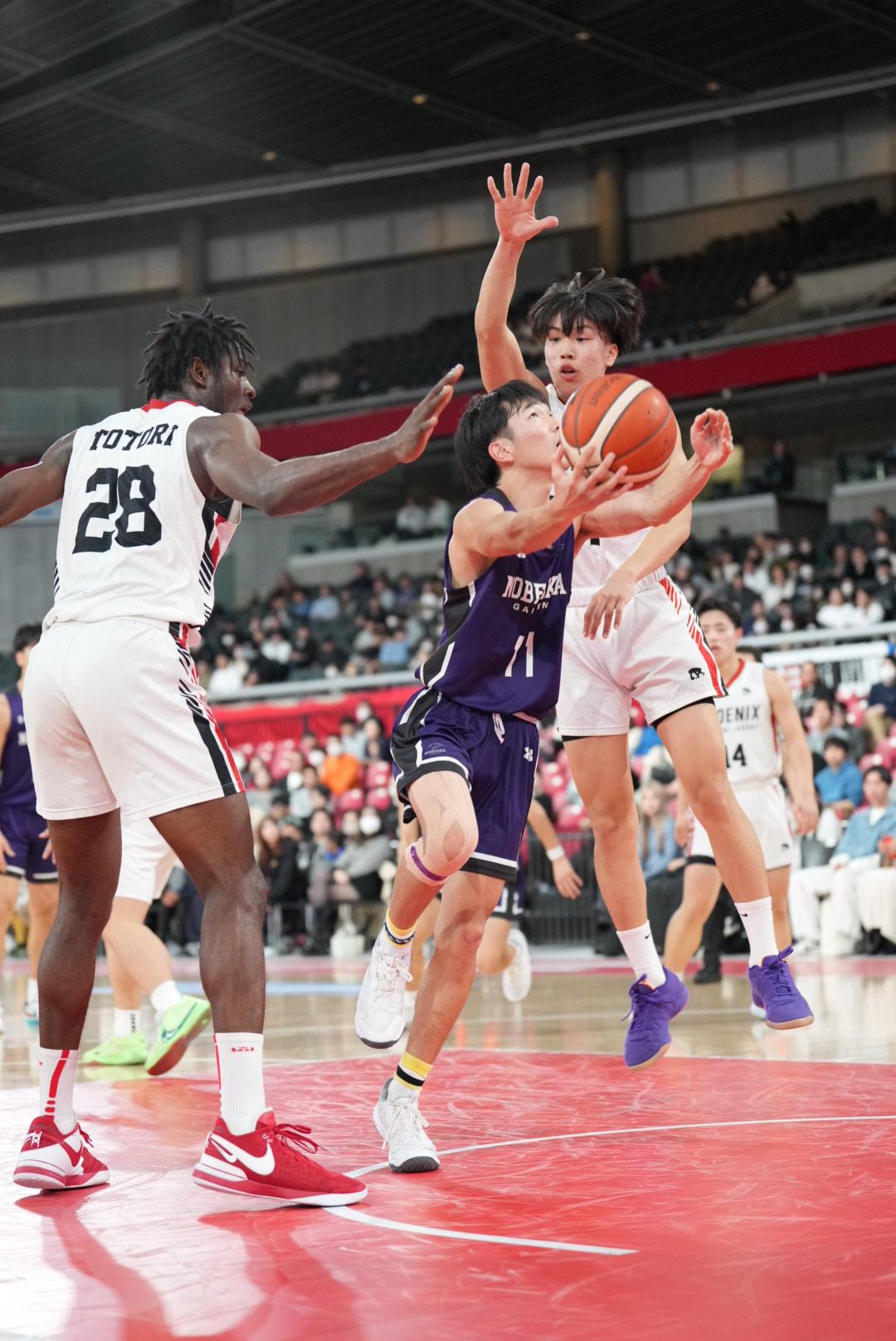鳥取城北対延岡学園　第2Q、延岡学園・木村（中央）はレイアップシュートを放つ（撮影・小沢裕）