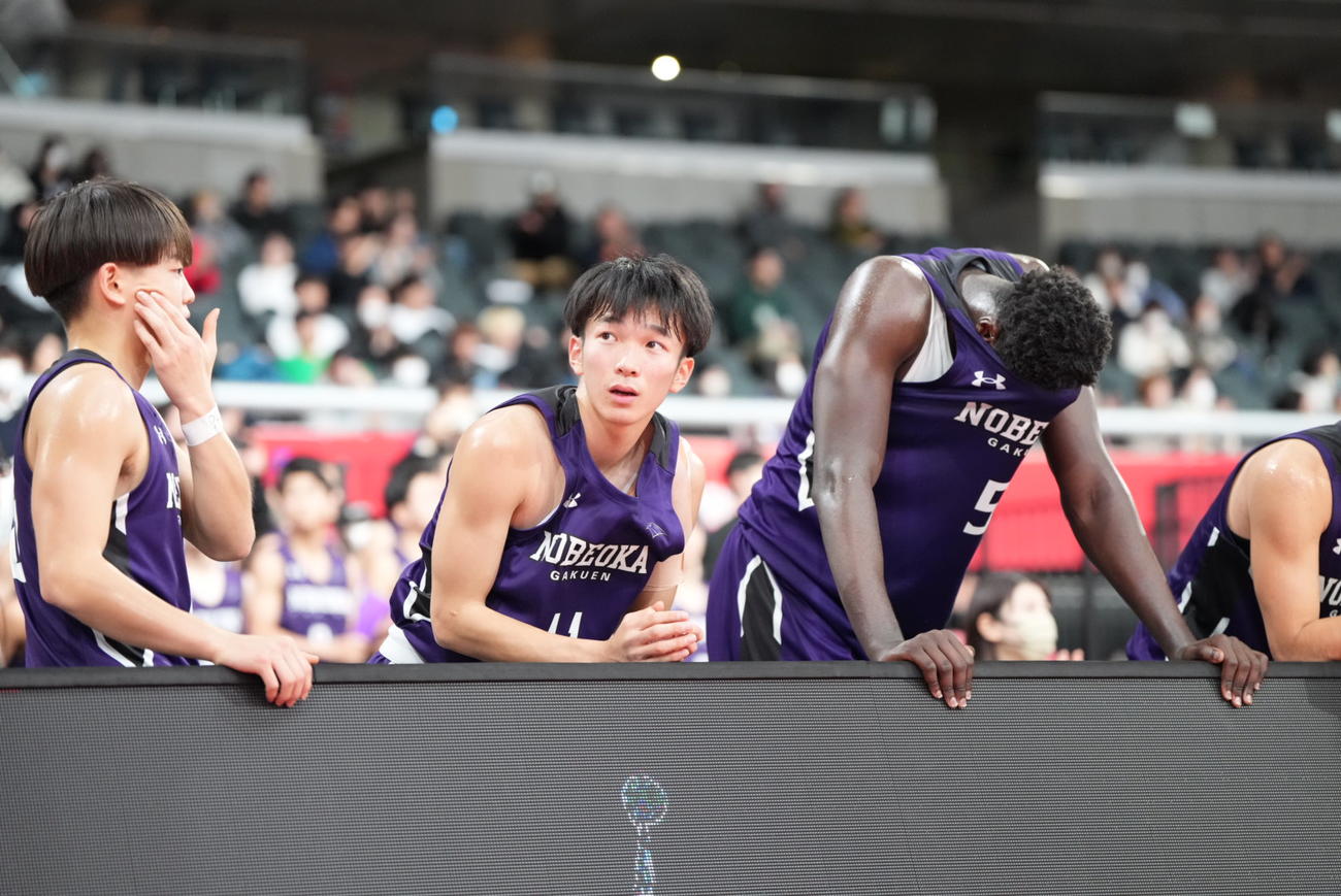 男子準々決勝　鳥取城北対延岡学園　準々決勝で敗退しがっくりする延岡学園・木村（中央）（撮影・小沢裕）