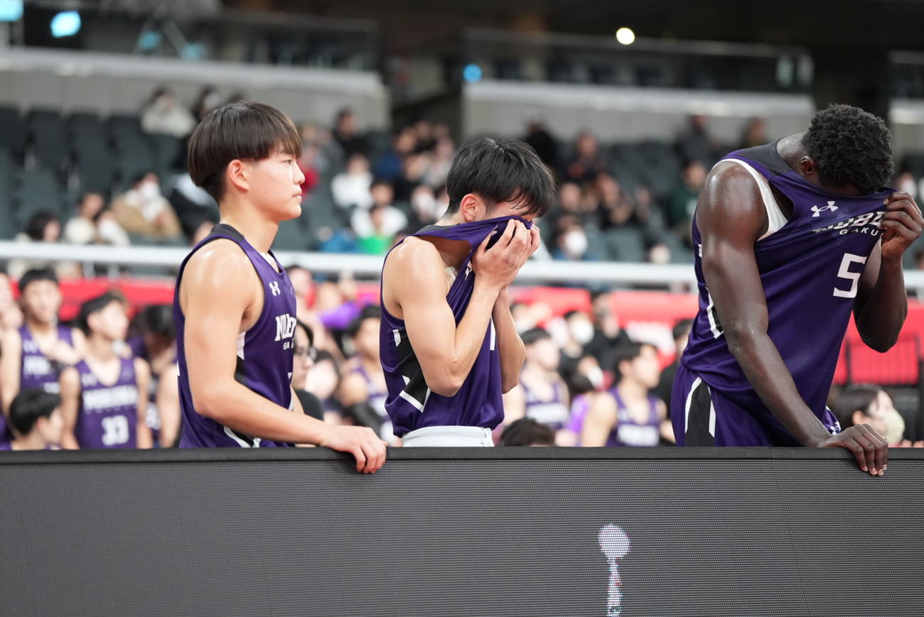 男子準々決勝　鳥取城北対延岡学園　準々決勝で敗退しがっくりする延岡学園・木村（中央）（撮影・小沢裕）