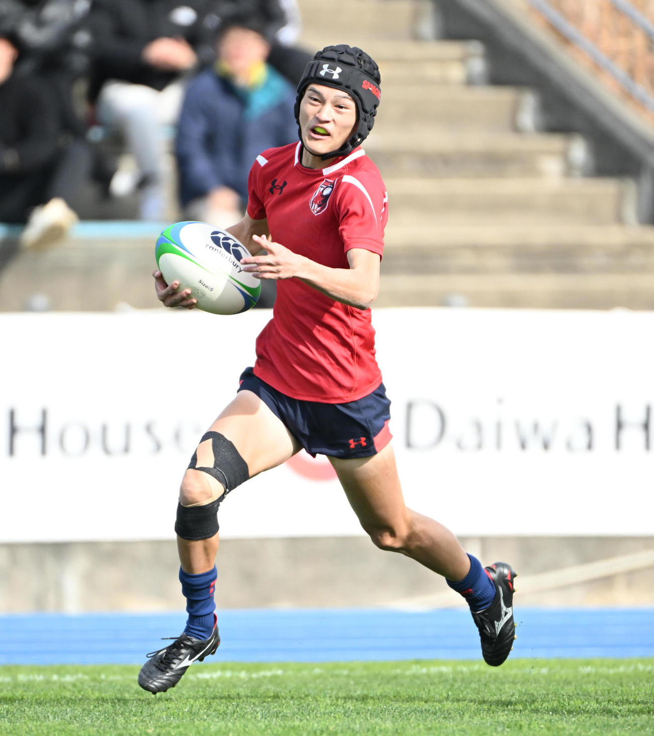 高知中央対若狭東　前半、高知中央・溝渕は独走トライを決める（撮影・石井愛子）