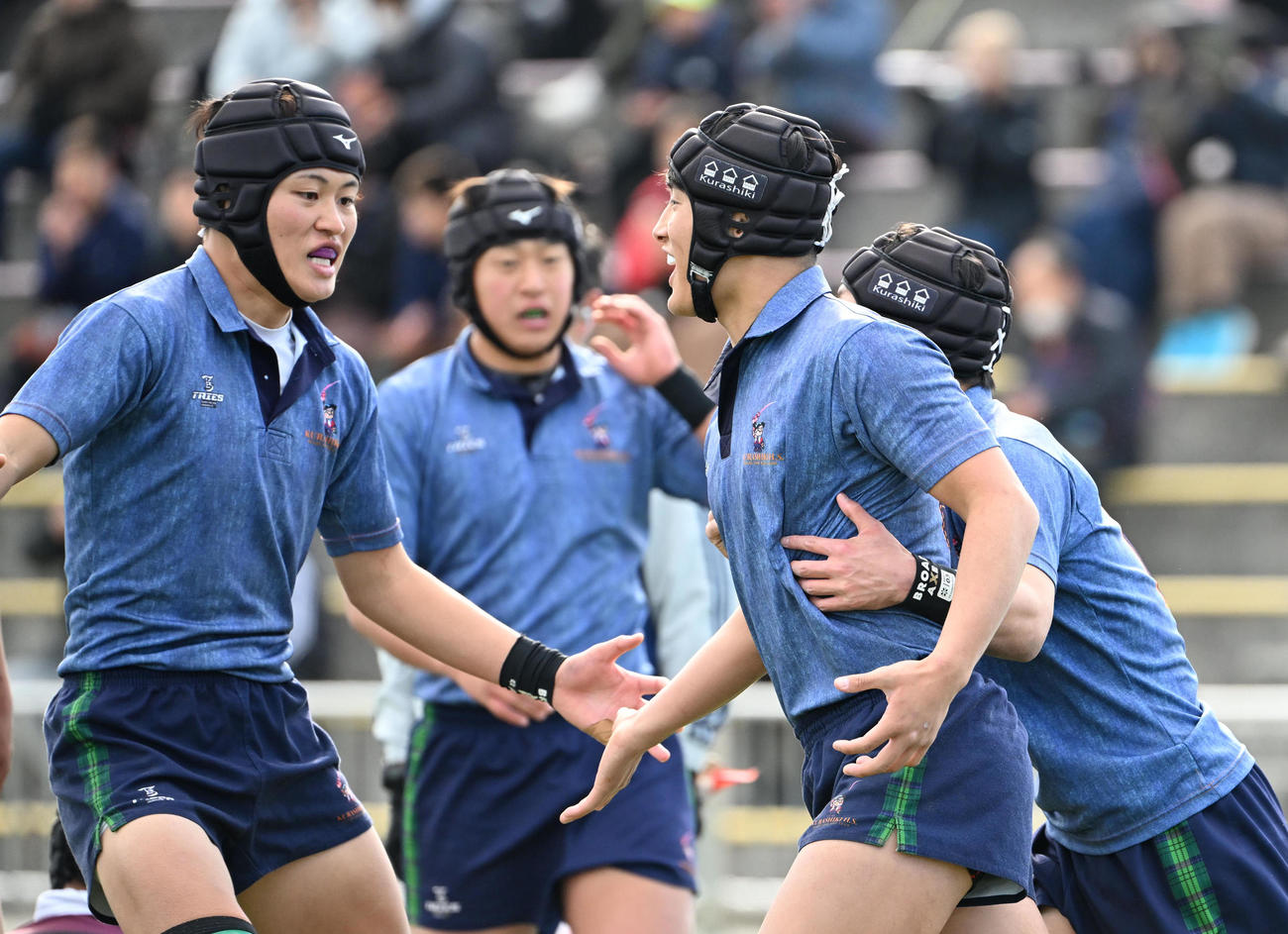倉敷対九州学院　前半、倉敷・若狭（左から3人目は）はトライを決め喜ぶ（撮影・石井愛子）