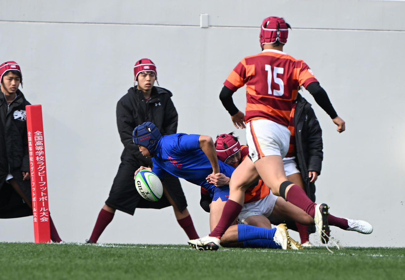 長崎北陽台対城東　前半、中央付近から右に展開した長崎北陽台は香月が右隅にトライ（撮影・和賀正仁）