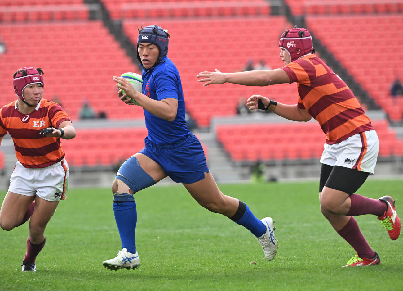 長崎北陽台対城東　後半、城東ディフェンスをすり抜け右中間にトライを奪う長崎北陽台・中田（撮影・和賀正仁）