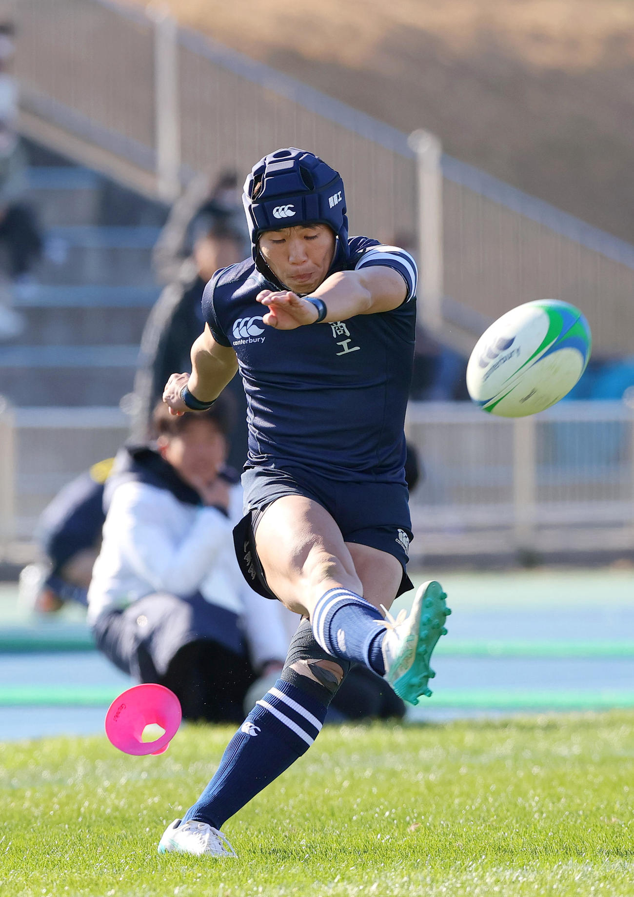 関商工対倉吉東　後半、堀はコンバージョンキックを成功させる（撮影・上山淳一）