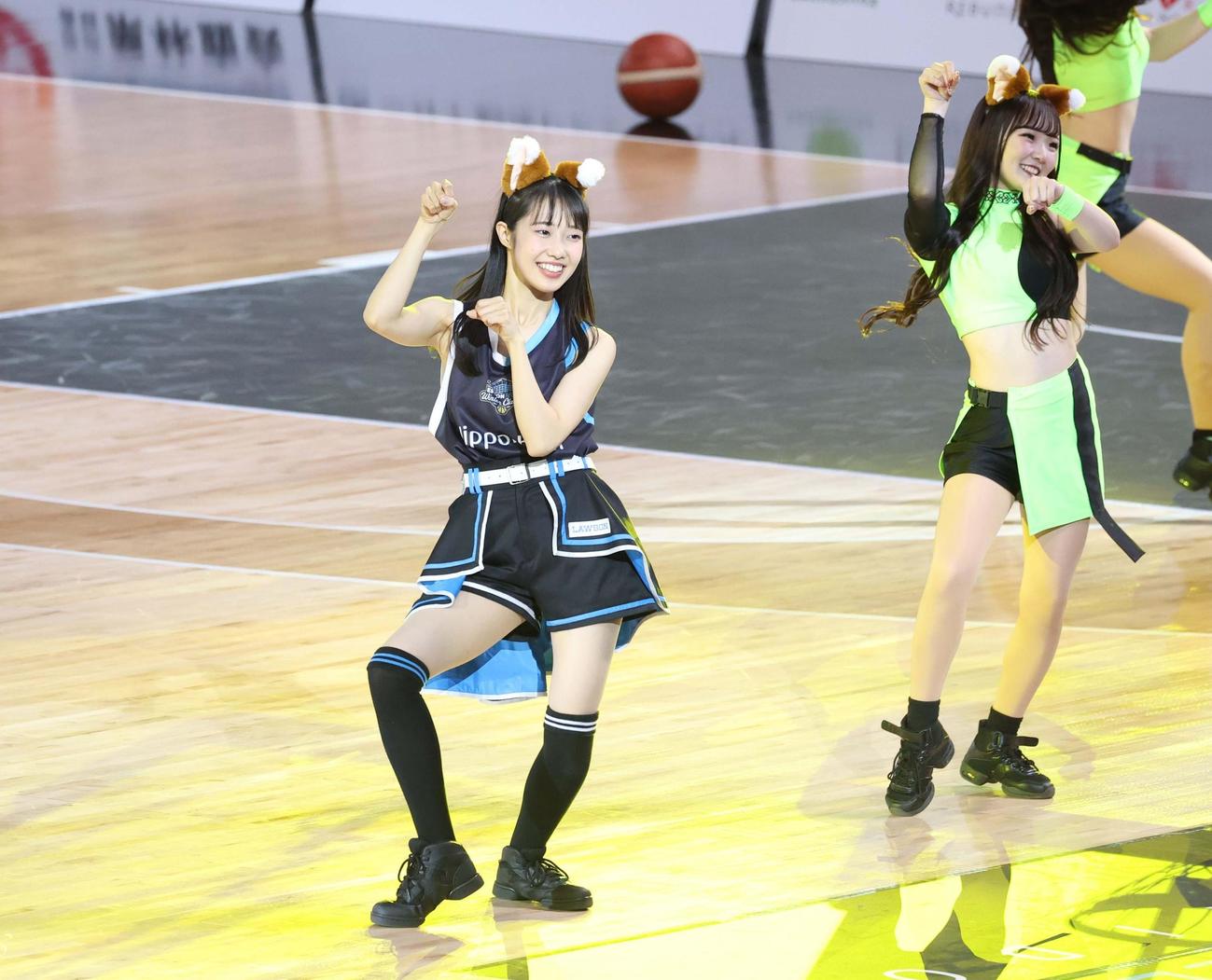 レバンガ北海道のパシスタスピリッツと「きつねダンス」を踊るファイターズガール（撮影・黒川智章）