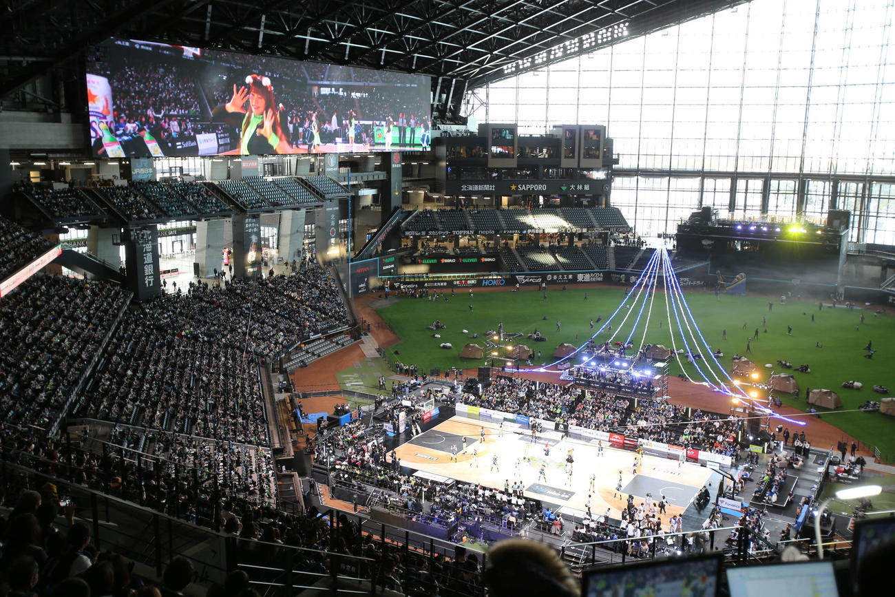 Bリーグ初の野球場開催試合では、きつねダンスも披露された