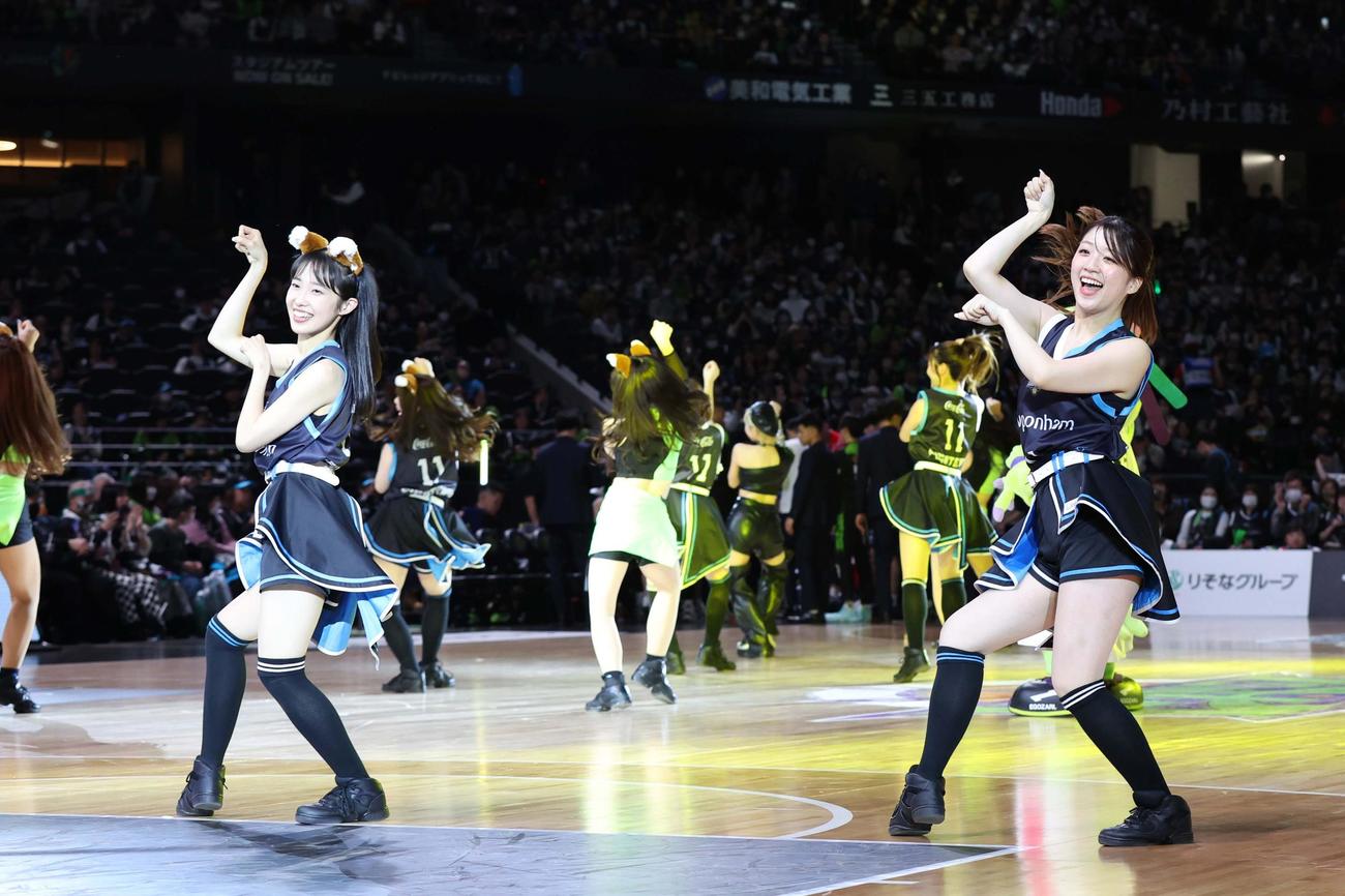 レバンガ北海道のパシスタスピリッツと「きつねダンス」を踊るファイターズガール（撮影・黒川智章）