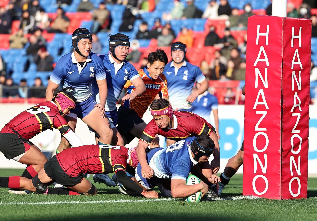 尾道対名護　後半、相手ディフェンスに囲まれながらも中央右へトライを決める尾道・福田（撮影・上田博志）