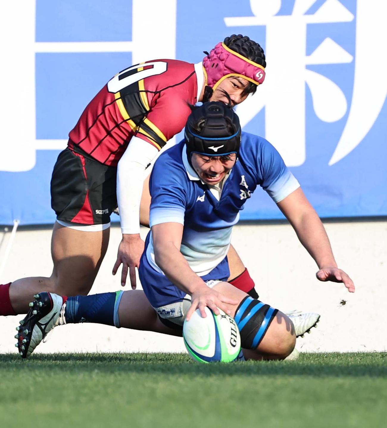 尾道対名護　後半、チャージしたボールを左端にトライする尾道・辻井（撮影・上田博志）
