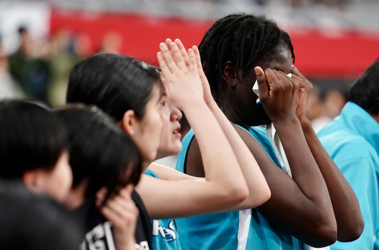 ウインターカップ2024女子決勝　京都精華学園対慶誠　優勝を逃し涙する慶誠・ロー・ジョバ（右）（撮影・横山健太）