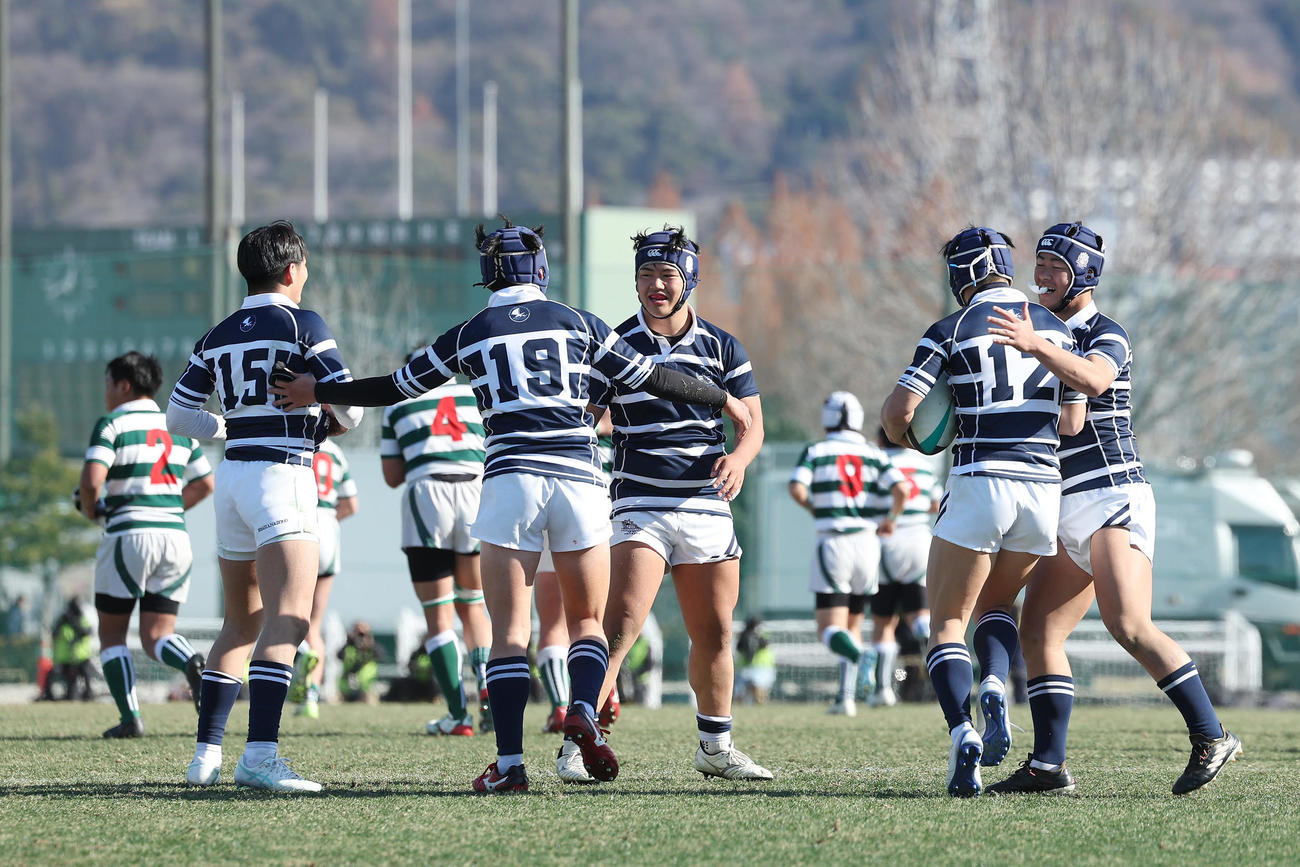 飯田対盛岡工　飯田に勝利し喜ぶ盛岡工の選手たち（撮影・前田充）