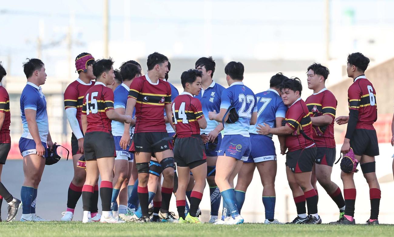 尾道対名護　後半、名護・平安山主将（右から3人目）は尾道フィフティーンと健闘をたたえ合う（撮影・上田博志）
