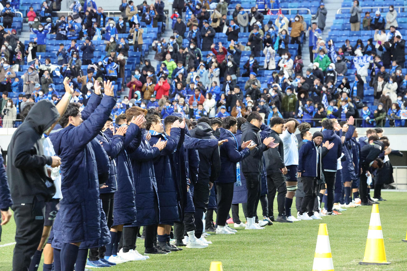 埼玉対東京ベイ　スタンドにあいさつする埼玉選手たち（撮影・中島郁夫）