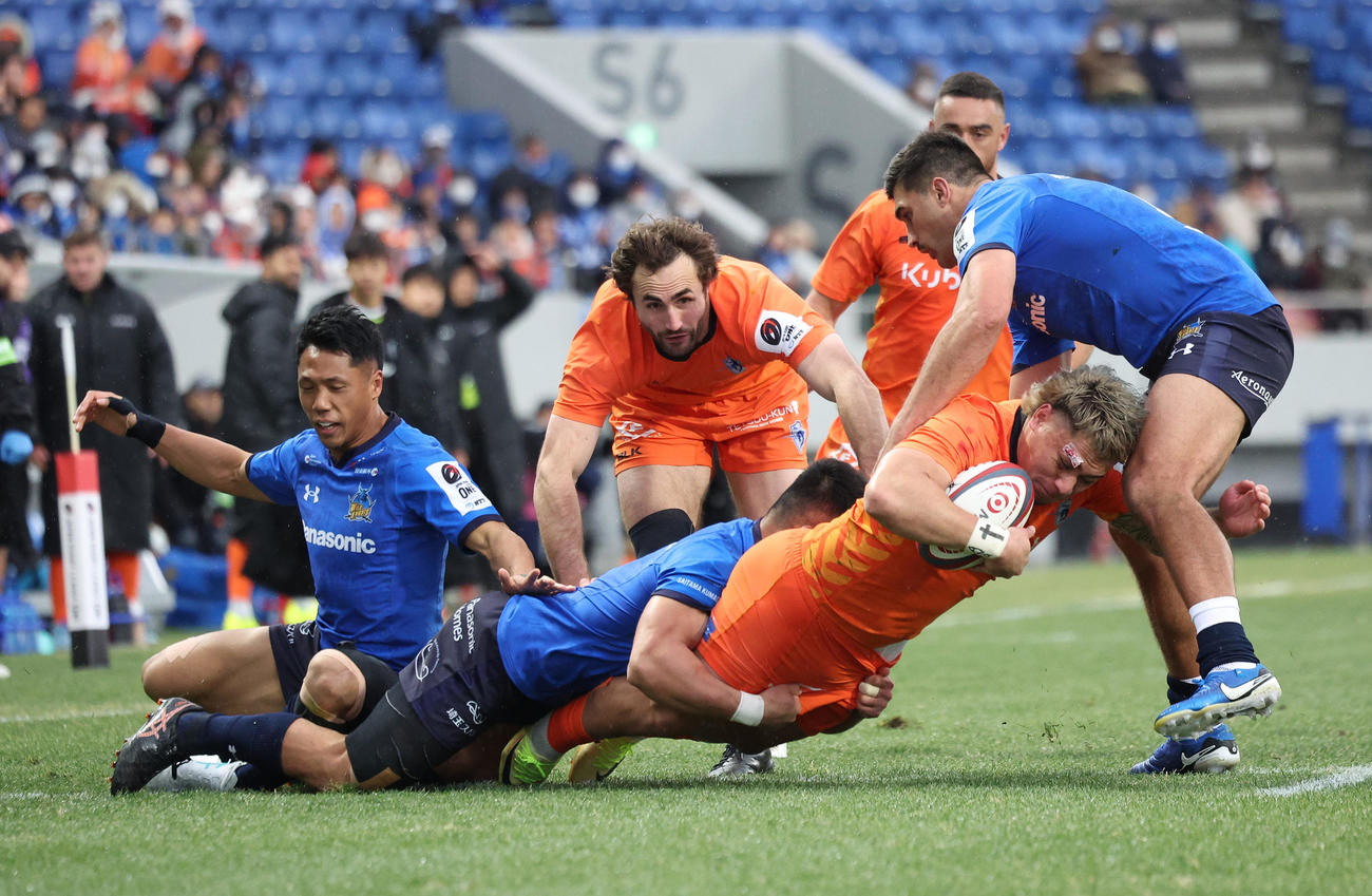 埼玉対東京ベイ　前半、東京ベイのヴァイレア（右から2人目）を倒す埼玉選手たち（撮影・中島郁夫）