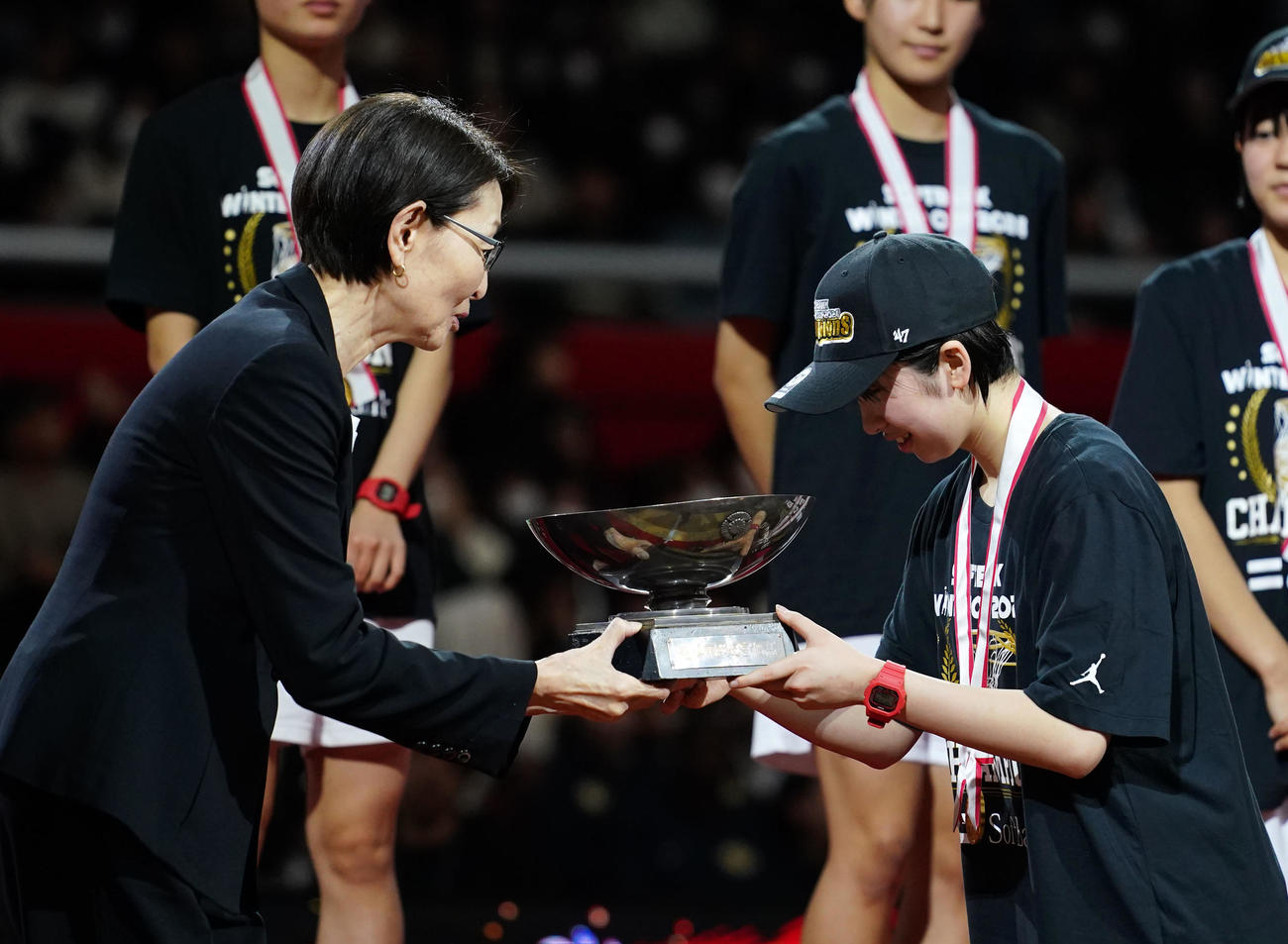 京都精華学園対慶誠　三屋裕子会長（左）から優勝カップを受け取る京都精華学園・林（撮影・横山健太）