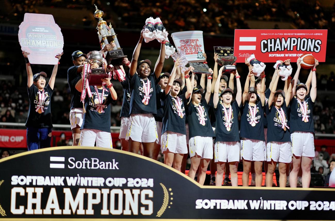 ウインターカップ2024女子決勝　京都精華学園対慶誠　優勝を決め歓喜する京都精華学園の選手たち（撮影・横山健太）
