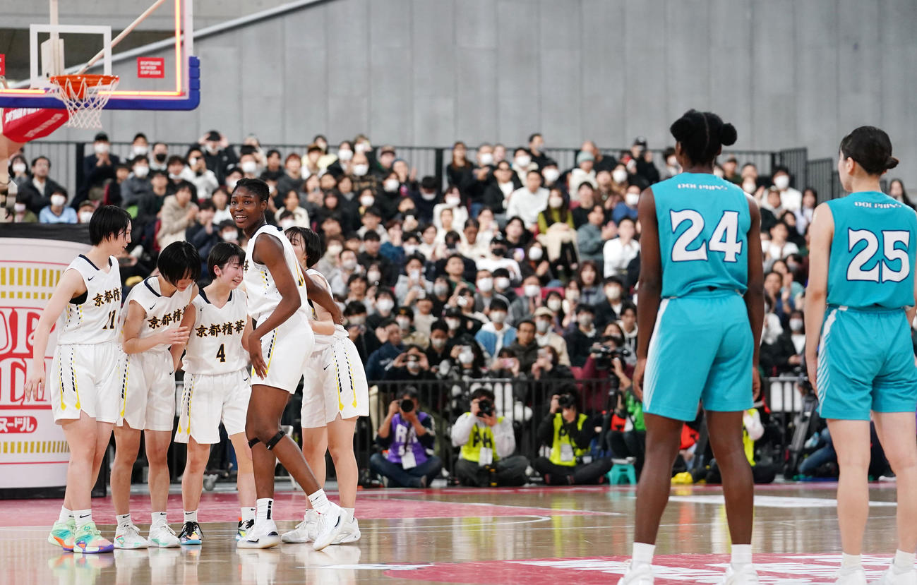 京都精華学園対慶誠　3連覇を決め歓喜する京都精華学園の選手たち（撮影・横山健太）