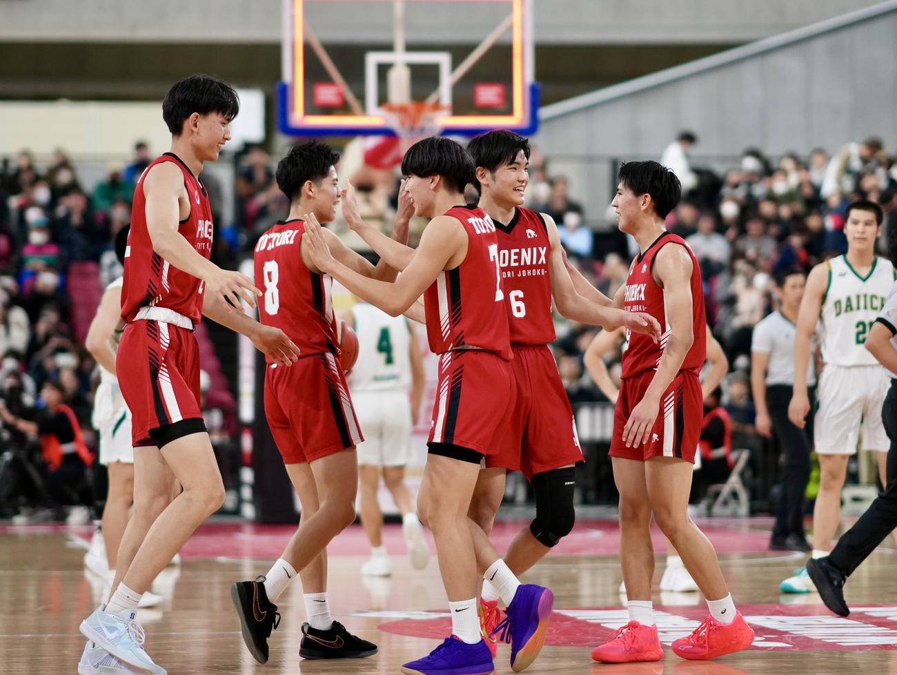 ウインターカップ2024男子準決勝　福岡第一対鳥取城北　決勝進出を果たしタッチを交わす鳥取城北の選手たち＝2024年12月28日（撮影・横山健太）