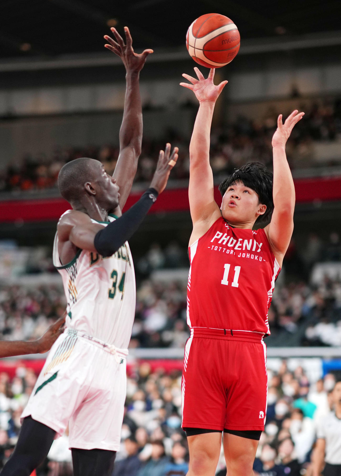 福岡第一対鳥取城北　第1Q、シュートを放つ鳥取城北・豊村（右）（撮影・横山健太）