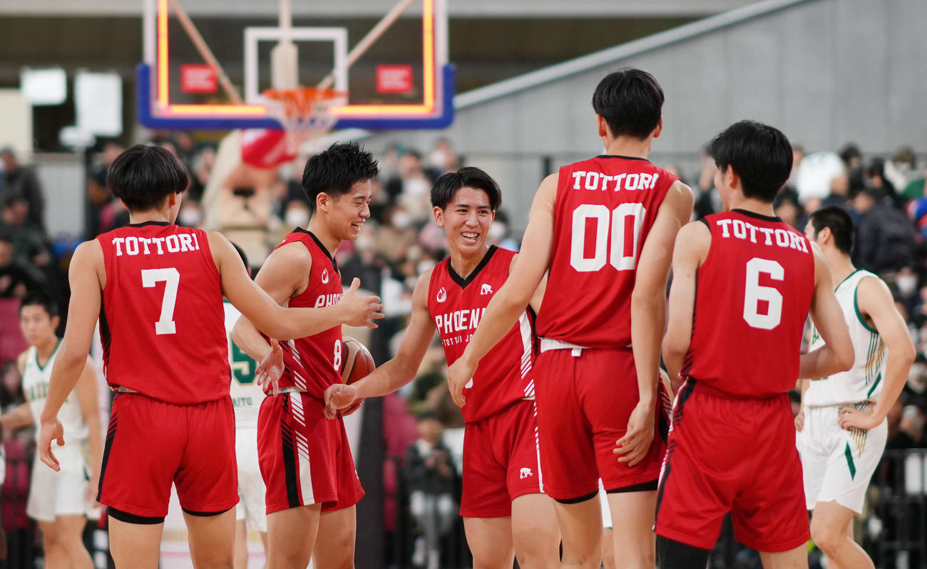 福岡第一対鳥取城北　決勝進出を果たしタッチを交わす鳥取城北の選手たち（撮影・横山健太）