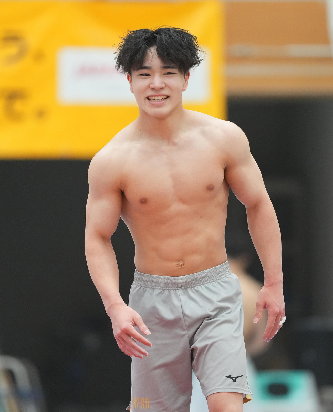 男子体操強化合宿に参加し、笑顔で練習をする岡（撮影・菅敏）