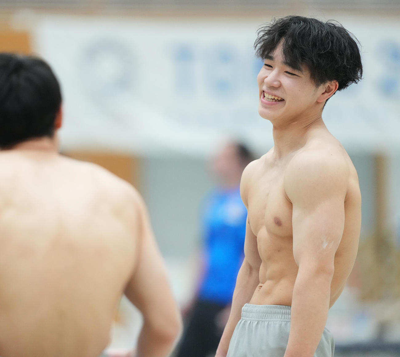 男子体操強化合宿に参加し、笑顔で練習をする岡（撮影・菅敏）