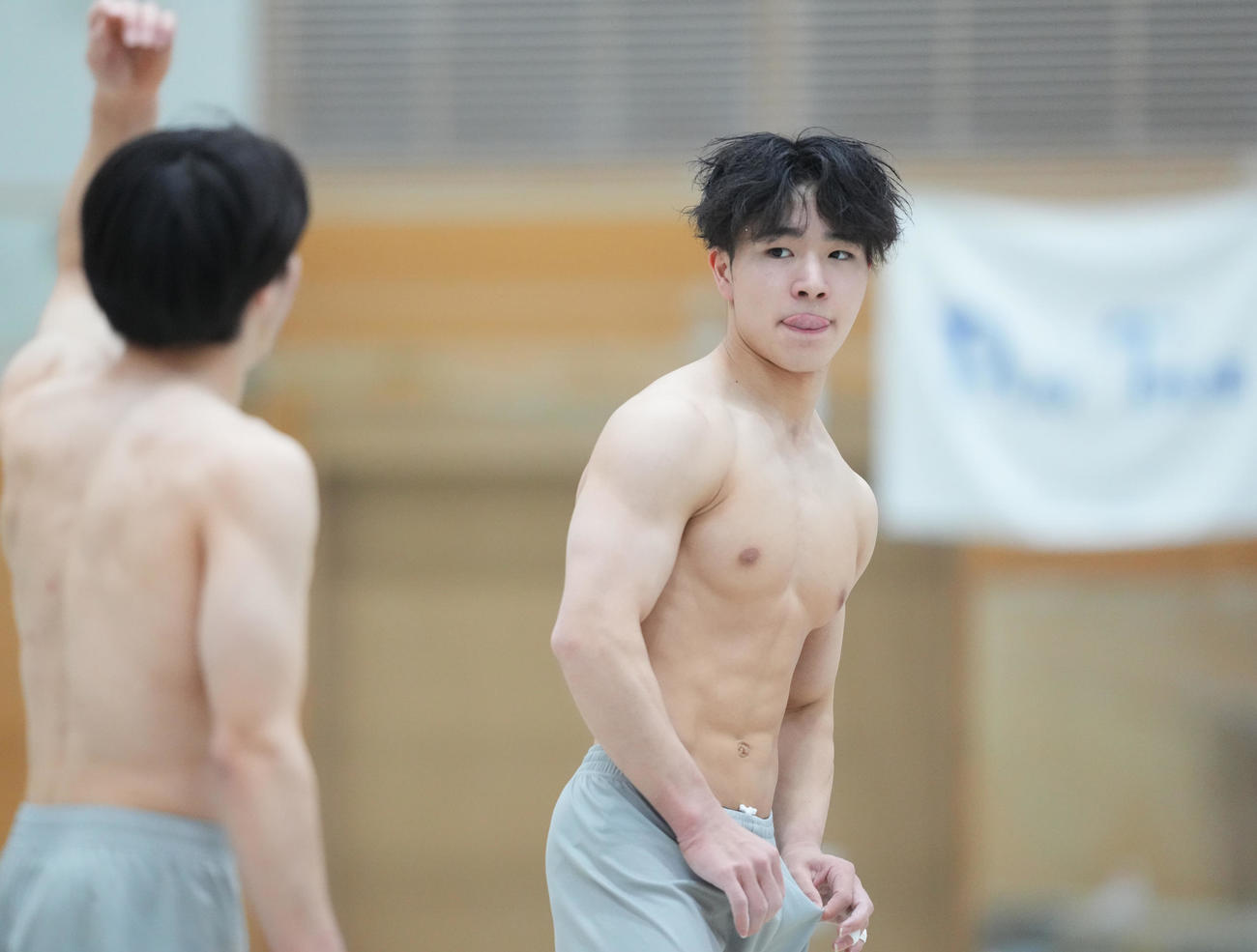 男子体操強化合宿に参加し、真剣な表情で同僚と話す岡（右）（撮影・菅敏）